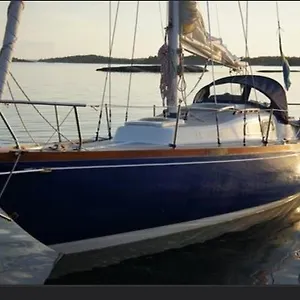 Husbaten Vega 1 Hotel en barco